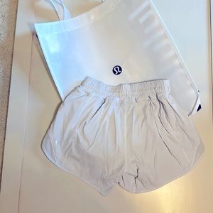 Lululemon Hotty Hot size 2, 4 inch, white